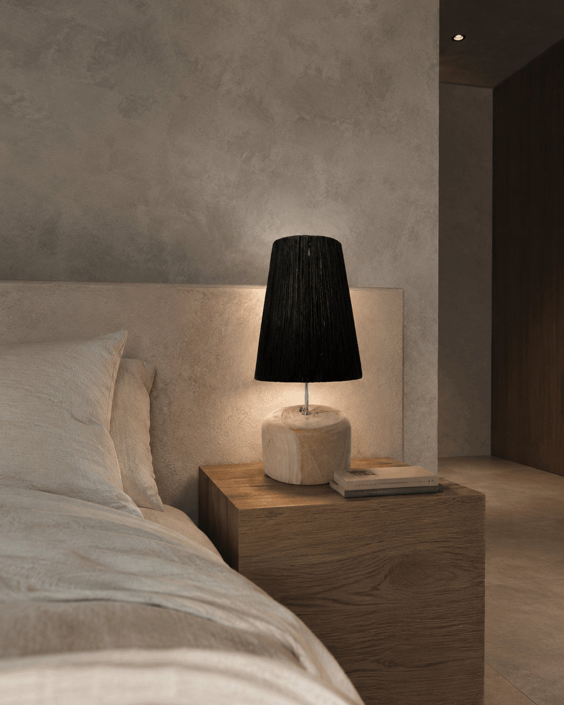 La lámpara de mesa de madera de teca y rafia - negro natural